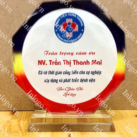 Bệnh viện Hùng Vương in kỷ niệm chương khen thưởng nhân viên Trần Thị Thanh Mai